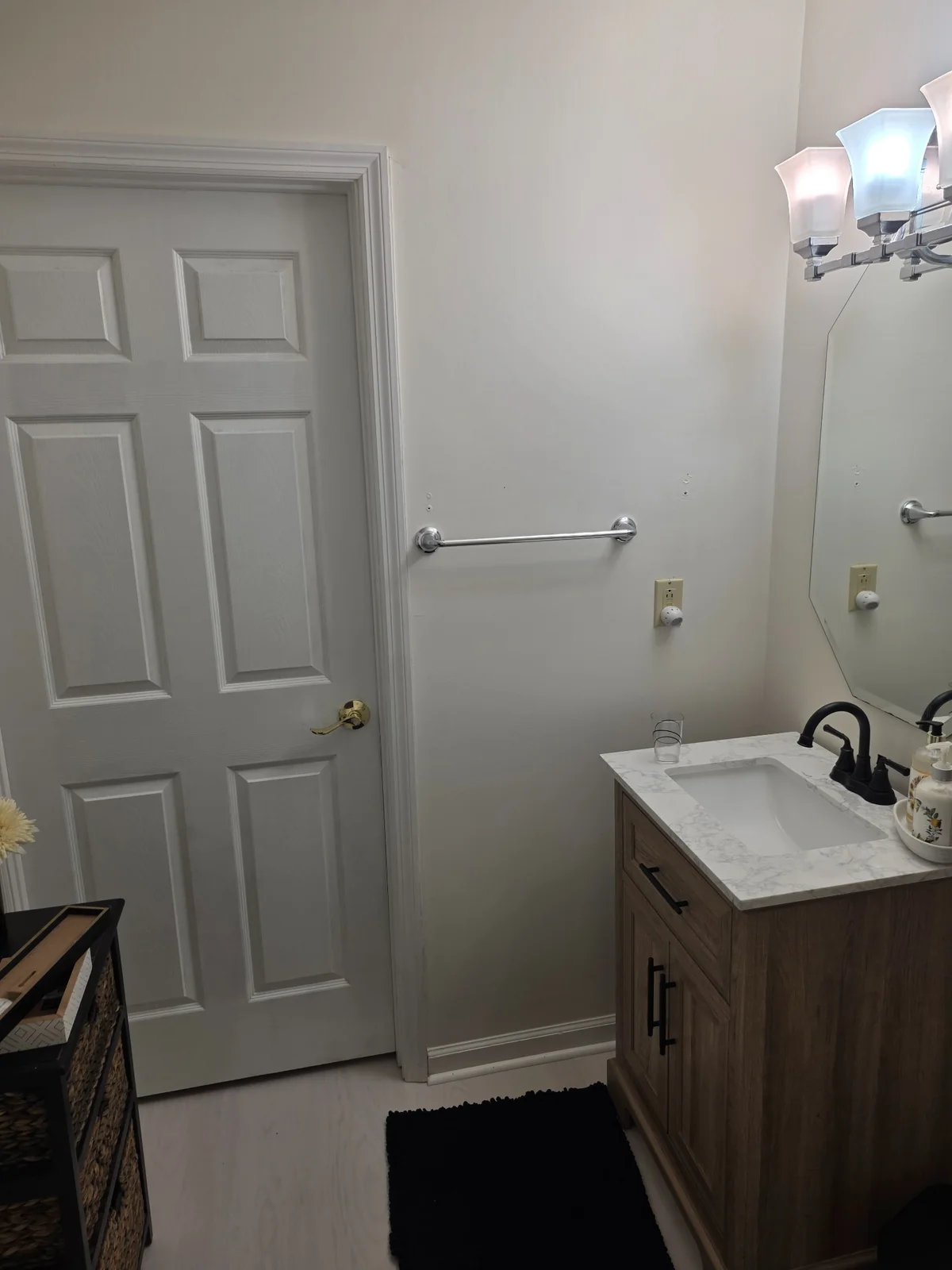 Bathroom with mounted towel bar and fixtures